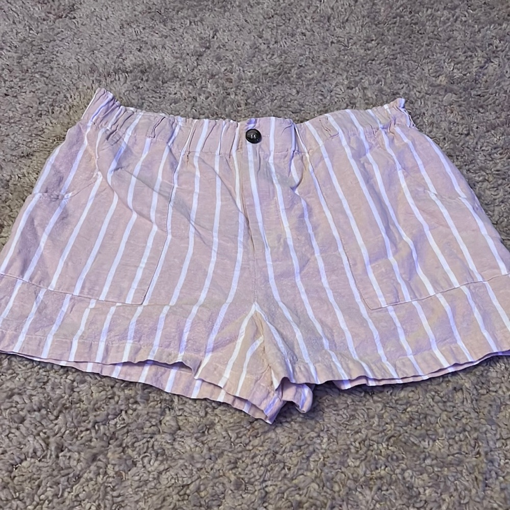 stripped shorts with cute button pockets. Condition: new.